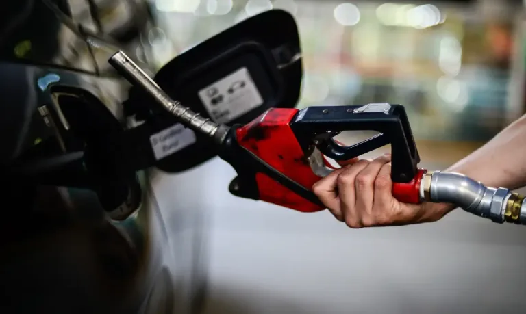 Petrobras corta na refinaria, mas gasolina segue cara nos postos e frustra motoristas