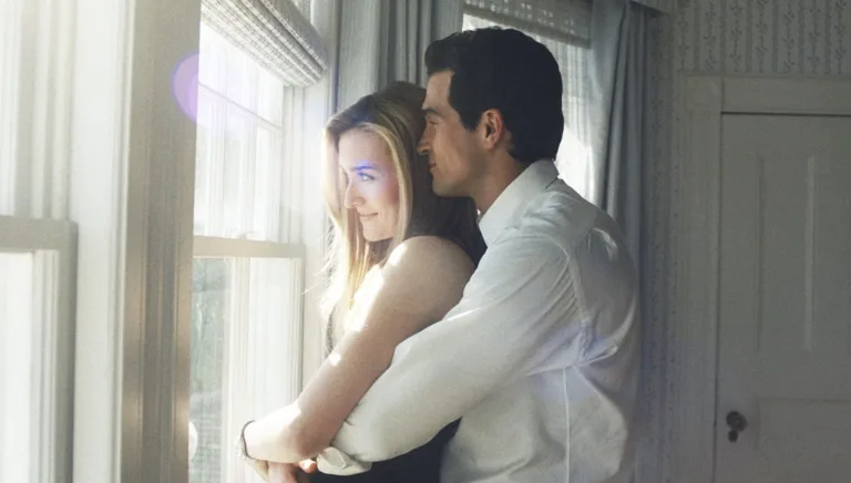 História de Amor no Disney+ estreia o 4º episódio do romance de conto de fadas entre John F. Kennedy Jr. e Carolyn Bessette