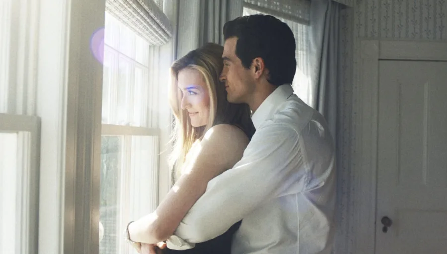 História de Amor no Disney+ estreia o 4º episódio do romance de conto de fadas entre John F. Kennedy Jr. e Carolyn Bessette