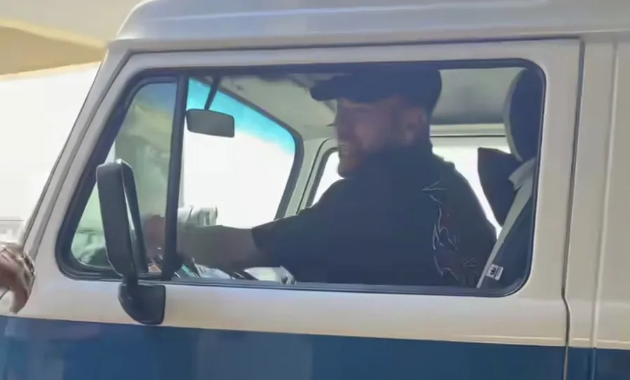 Neymar de Kombi personalizada que custou R$ 250 mil reacende debate sobre custo anual de manter carro no Brasil