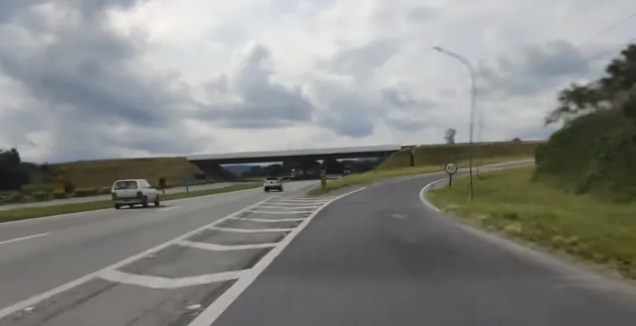 O trecho de 60 km/h que virou o pesadelo das multas de quem desce para o litoral de São Paulo