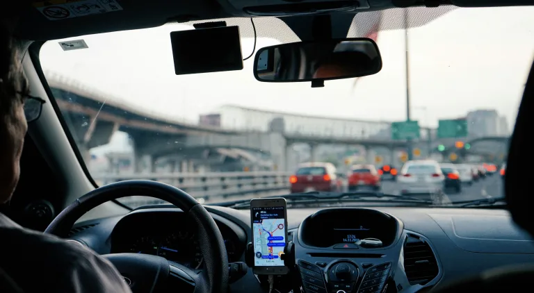 Uber é condenada no Maranhão a indenizar passageiro que perdeu compras em corrida