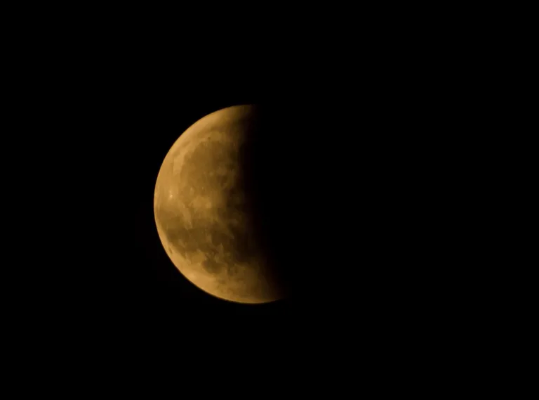 Lua hoje 01/03/2026: Crescente domina o céu e Lua Cheia está a dois dias de distância
