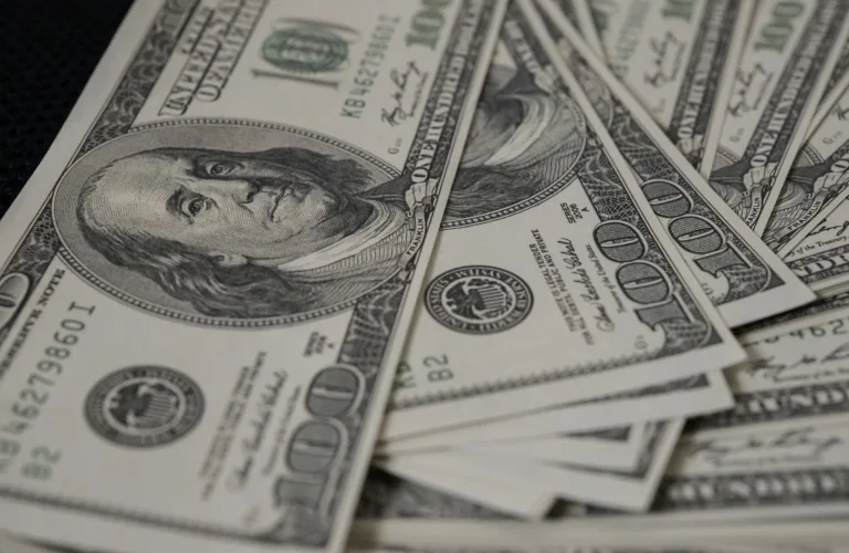 Dólar hoje 02/03/2026 abre com preço a R$ 5,14, veja cotação em tempo real; Bitcoin segue estável após crise