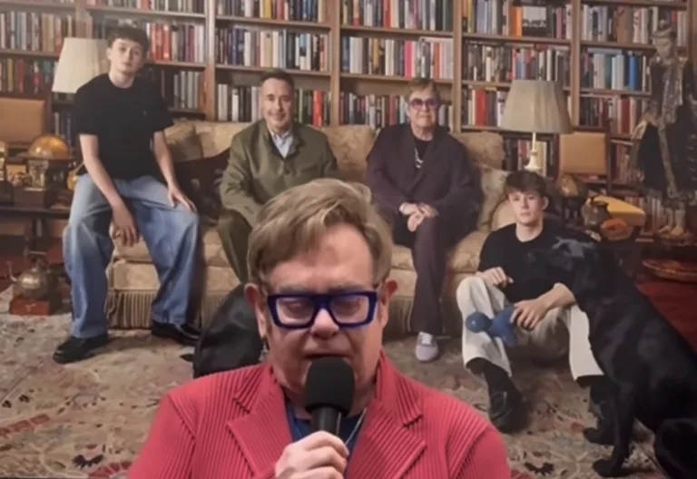 Elton John apareceu com o marido e os filhos em foto raríssima: Veja a imagem que virou destaque em museu britânico