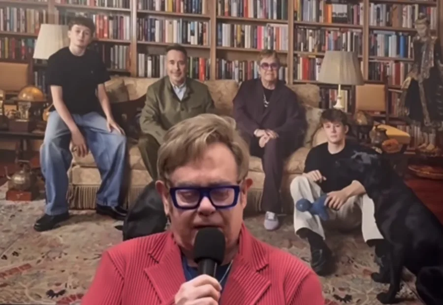 Elton John apareceu com o marido e os filhos em foto raríssima: Veja a imagem que virou destaque em museu britânico