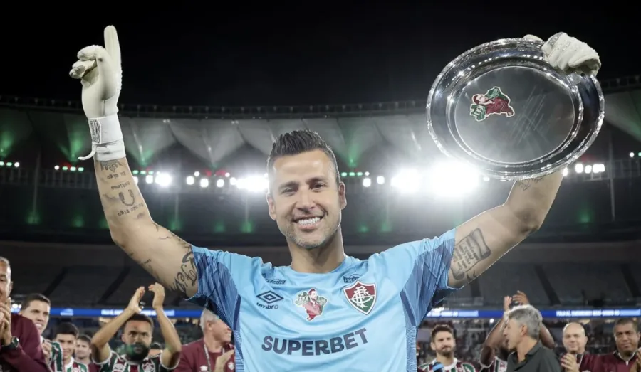 Fabio goleiro salvador: Fábio pega pênalti de Brenner e salva o Fluminense em clássico tenso contra o Vasco