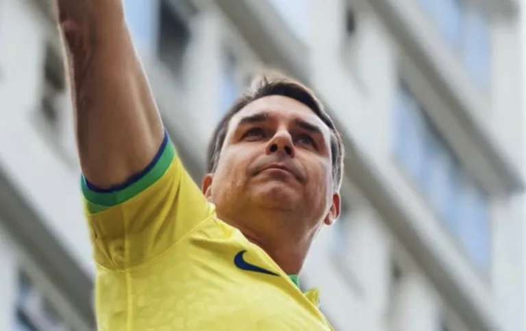 Flávio Bolsonaro volta a pedir prisão domiciliar para Bolsonaro após nova crise de saúde do ex-presidente