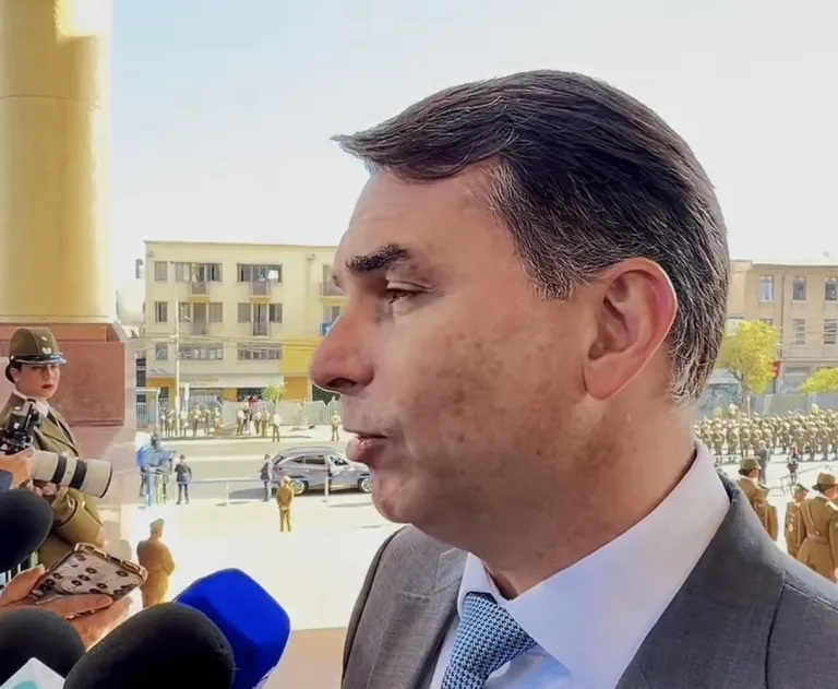 Flávio Bolsonaro criticou Moraes após a visita de um assessor de Trump a Bolsonaro ser barrada pelo STF, caso que acabou envolvendo o Itamaraty