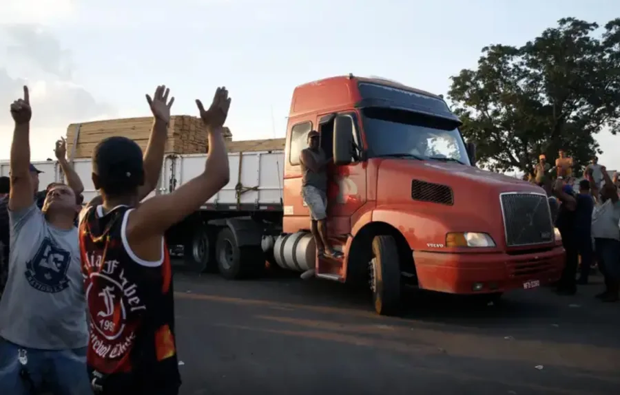Greve caminhoneiros 2026: Diesel dispara, caminhoneiros ameaçam parar e há um fator pouco comentado que pode afetar preços, fretes e até juros no país