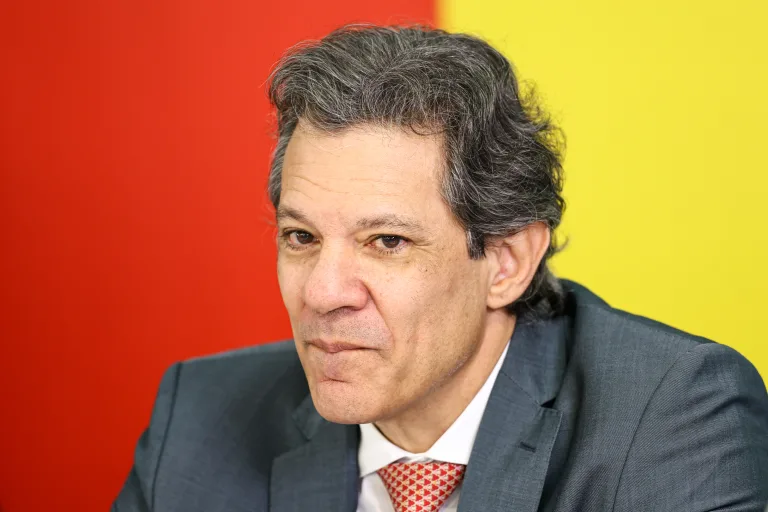 Pesquisa Datafolha expõe cenário delicado para o governo: Haddad aparece atrás de Flávio Bolsonaro e empate com Ratinho Jr. levanta dúvidas sobre sucessão em 2026