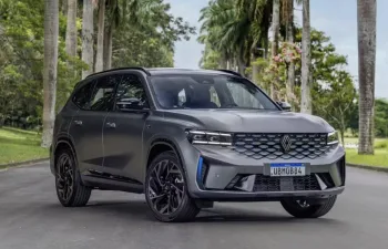 Por que a Renault quer roubar clientes da BYD com este SUV híbrido de 245 cv? Veja o detalhe inesperado dentro do carro