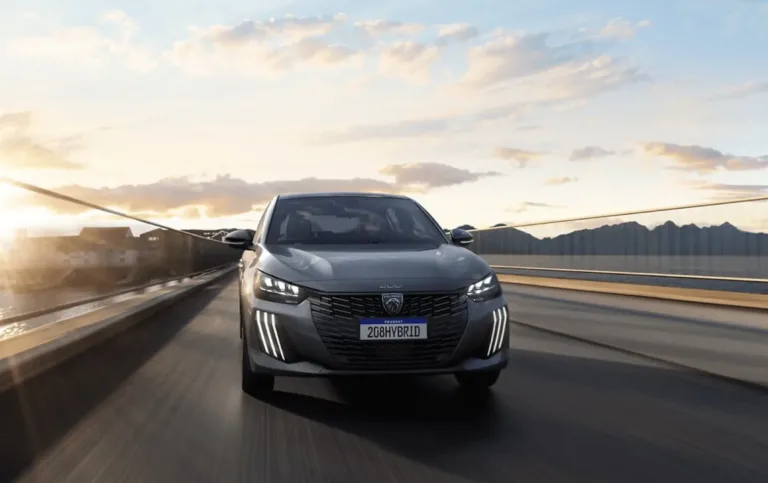 Peugeot 208 GT Hybrid vale os R$ 139 mil? Teste revela como o hatch híbrido se comporta no trânsito e se o consumo realmente melhora