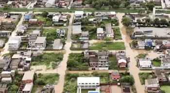 Rio das Ostras no Rio de Janeiro entra em emergência após 190 mm de chuva em 24 horas, local tem 20 bairros submersos