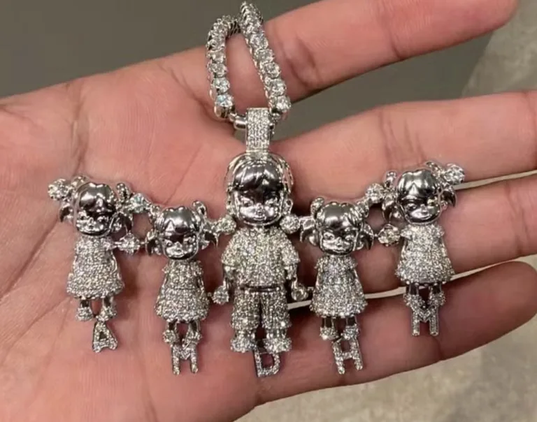 Filhos do Neymar são homenageados com pingente milionário; Neymar mostra cordão dedicado aos filhos e explica com duas palavras