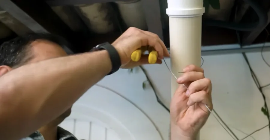 Sistema barato para captar água da chuva viraliza: estrutura com tubo PVC promete coletar milhares de litros e custa menos que instalação tradicional