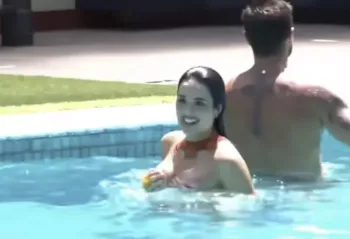 Jordana BBB pulando na piscina sem a parte de cima do biquíni é um dos vídeos mais vistos do BBB 26