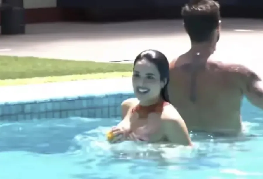 Jordana BBB pulando na piscina sem a parte de cima do biquíni é um dos vídeos mais vistos do BBB 26