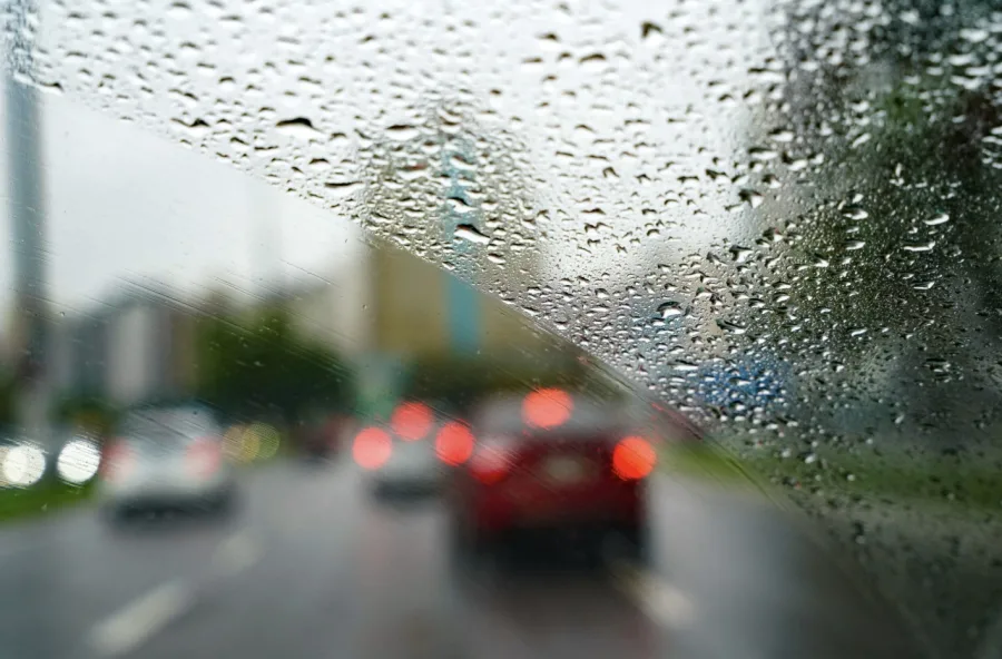 Granizo, raios e ventos fortes hoje: Metade de Santa Catarina entra em alerta para temporais, e a previsão para os próximos dias pode surpreender moradores do estado