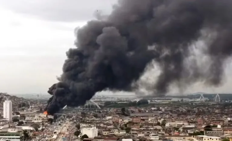 Incêndio atinge loja de peças de motos em Ramos, na Zona Norte do Rio, e coluna de fumaça é vista de vários bairros da cidade na manhã desta segunda-feira
