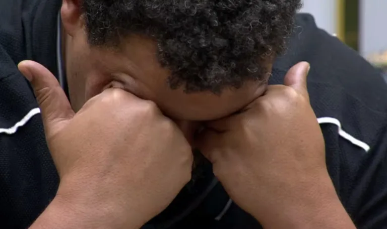 Babu Santana tem crise de choro e desaba no BBB 26: Cena de choro no Paredão expõe clima pesado e revela o que está acontecendo na casa