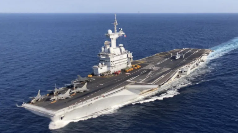 O único porta-aviões nuclear fora dos EUA pode ficar anos no mar, mas poucos sabem como isso funciona, e os detalhes explicam o poder estratégico francês