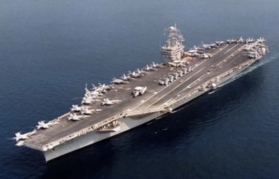 Como um navio de 100 mil toneladas virou uma base aérea nuclear que domina oceanos há 40 anos? A história da classe Nimitz revela o segredo
