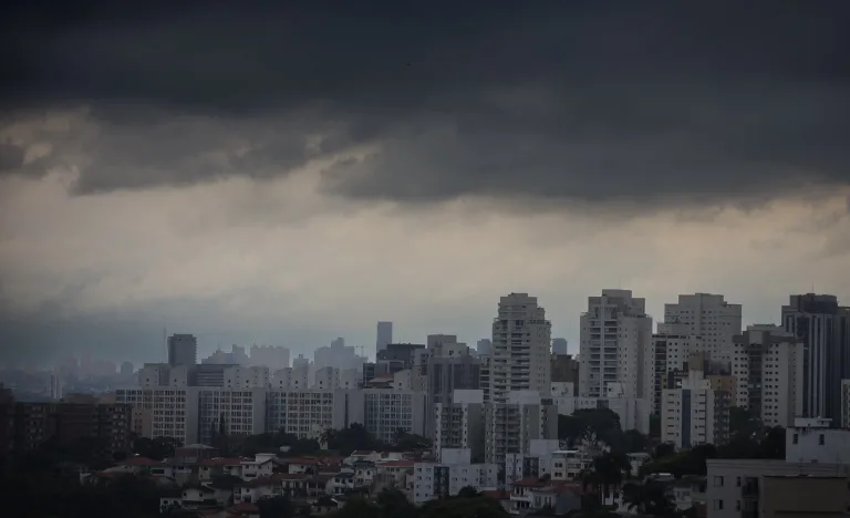 Tempo SP hoje 10/03/2026, Terça cinzenta em São Paulo: previsão do tempo em São Paulo aponta chuva persistente e explica o fenômeno que está deixando o tempo instável