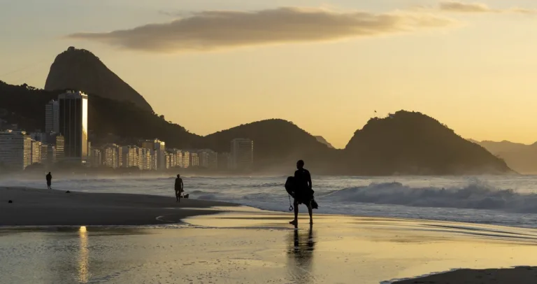 Tempo RJ hoje 10/03/2026: Ressaca com ondas de até 3 metros no Rio de Janeiro; Marinha faz alerta e previsão revela o que pode acontecer nas praias nas próximas horas