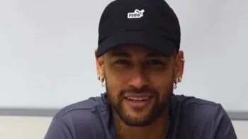 Neymar curte foto de modelo e gera polêmica: o episódio que fez ressurgir uma antiga imagem de Neymar em Paris