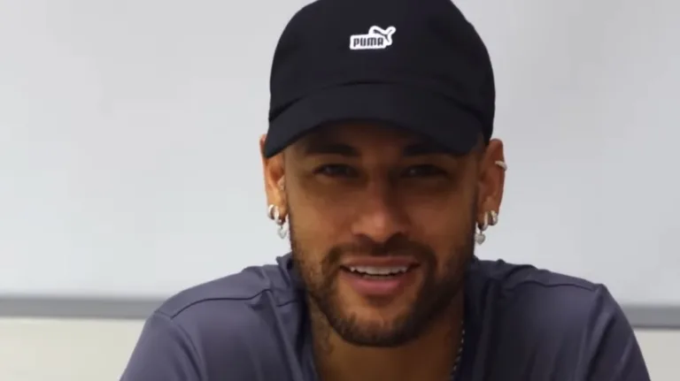 Neymar curte foto de modelo e gera polêmica: o episódio que fez ressurgir uma antiga imagem de Neymar em Paris
