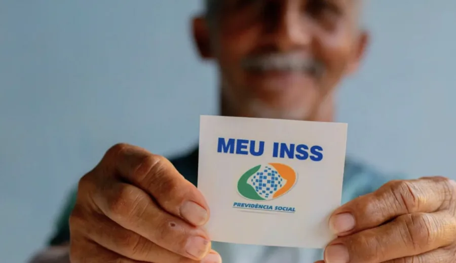 Aposentados INSS recebem que dia? INSS pode antecipar pagamento em abril, entenda como funciona a chamada gratificação de Páscoa e quem realmente recebe o dinheiro extra