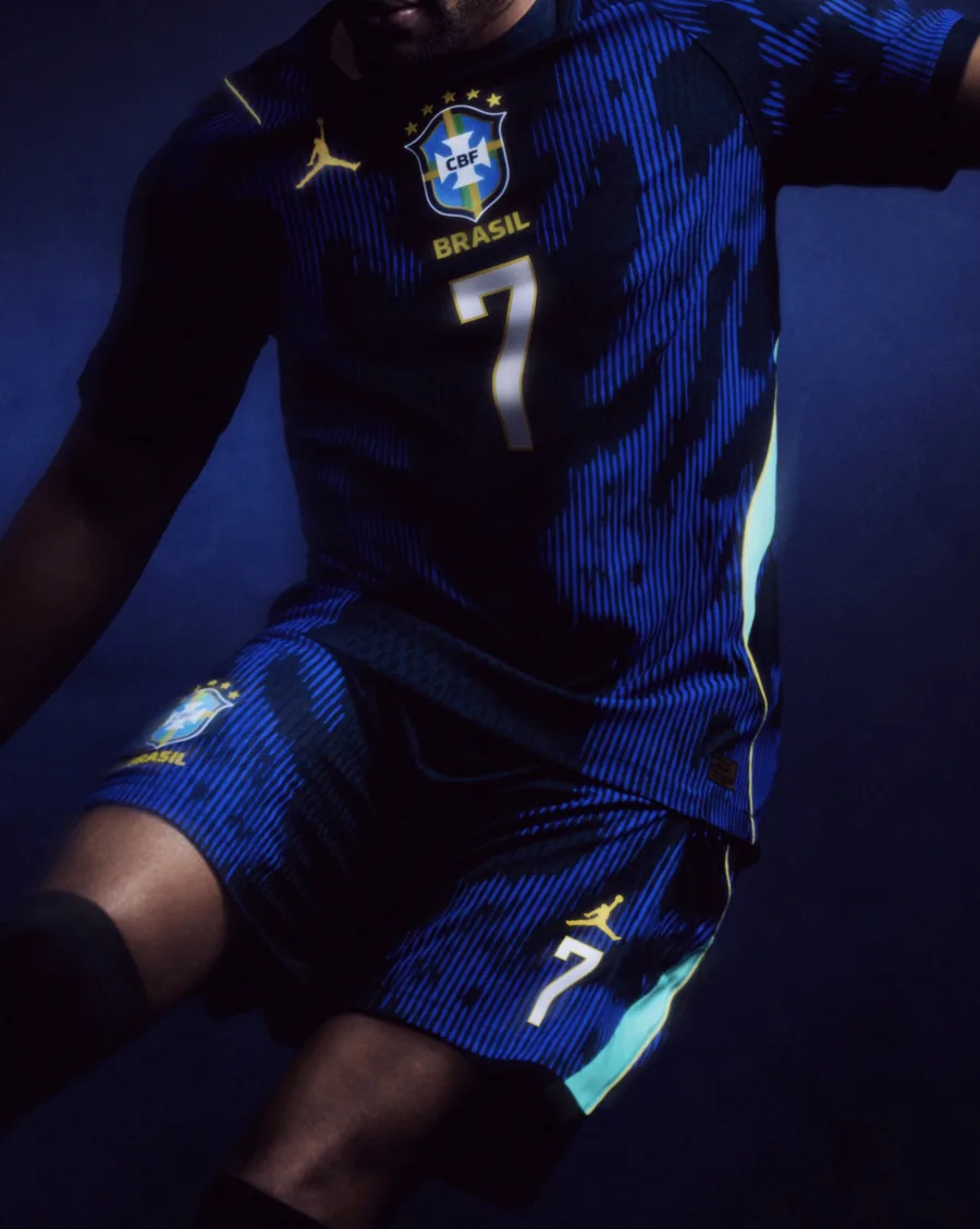 Uniforme azul da Seleção brasileira chega ao mercado com tecnologia sustentável, design inspirado na natureza e colaboração histórica entre Nike e marca Jordan.