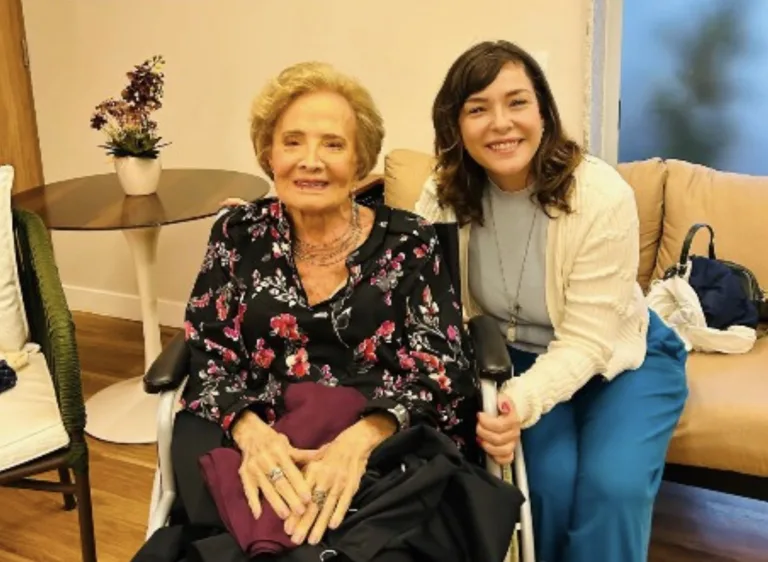 Glória Menezes, aos 91 anos, reaparece em foto rara e o motivo por trás do encontro com Regiane Alves surpreende fãs