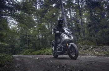 Essa moto mistura scooter com big trail e virou um “SUV de duas rodas”? O que a nova Honda X-ADV 2026 revela sobre essa ideia ousada