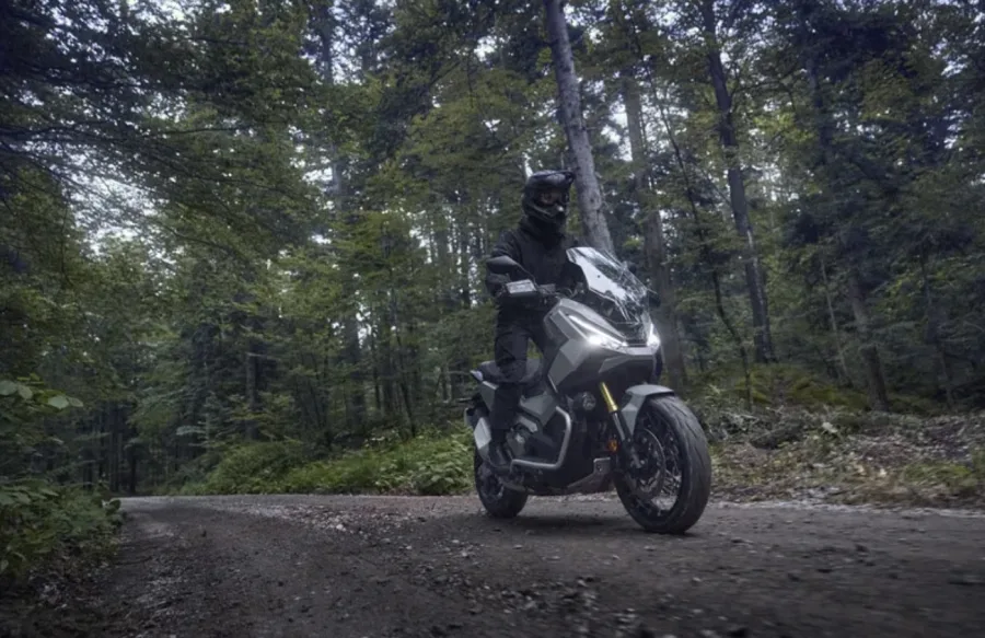 Essa moto mistura scooter com big trail e virou um “SUV de duas rodas”? O que a nova Honda X-ADV 2026 revela sobre essa ideia ousada