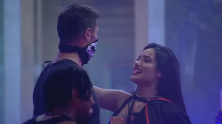 Jordana BBB provoca Jonas 'Como beija um esqueleto com pano na boca?'
