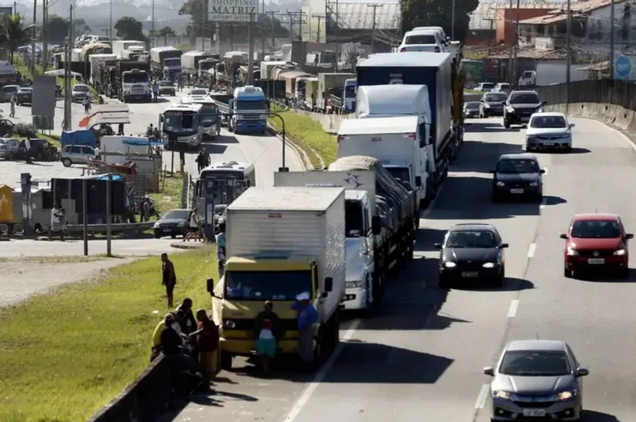 Paralisação dos caminhoneiros hoje 19/03/2026: Decisão sai às 16h e pode travar abastecimento, governo corre contra o tempo para evitar colapso