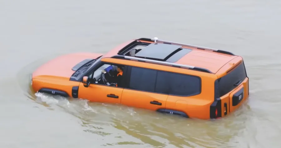 Esse SUV chinês atravessou um rio inteiro e agora quer chegar ao Brasil, o que ele esconde vai além da potência absurda