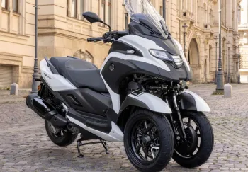 Uma scooter com airbag existe e você provavelmente nunca viu, o que a Yamaha fez nessa moto de 3 rodas muda tudo