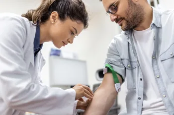 Pessoas estão ganhando até R$ 3 mil vendendo próprio sangue; entenda esse comércio bizarro