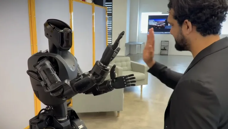 Robô militar Phantom-01 pode identificar alvos, desarmar bombas e usar armas em guerras; Conheça a nova geração de humanoides militares que já está sendo treinada