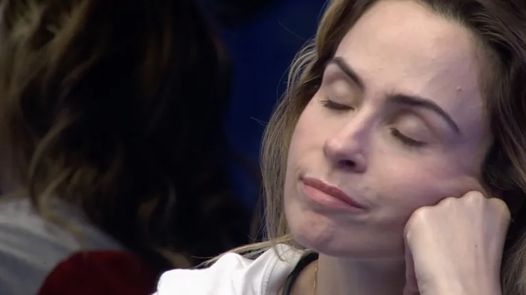 Juliano Floss é questionado por Ana Paula Renault: 'Fica ruim pra mim'