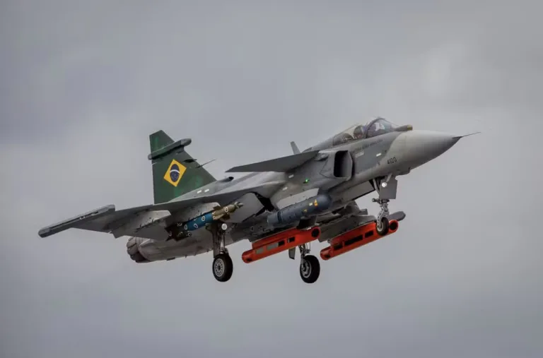 Caça Gripen feito no Brasil é apresentado, mas poucos sabem o que ele realmente pode fazer