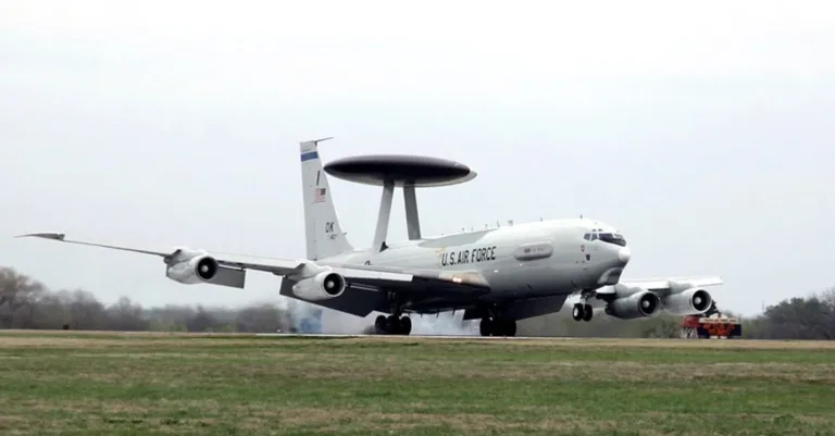 Avião espião dos EUA de US$ 270 milhões é destruído pelo Irã e imagens chocam analistas; o que realmente aconteceu na base atingida?