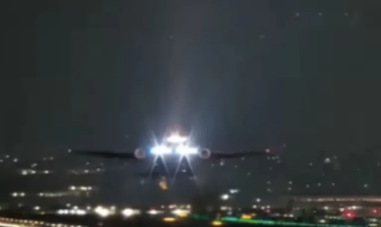 Turbina Avião Explode: VEJA O VÍDEO do momento exato em que motor pega fogo e assusta passageiros