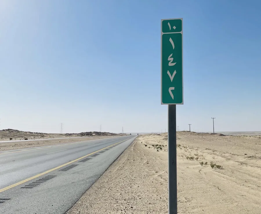 Você teria coragem de dirigir 240 km sem virar o volante? A estrada mais reta do mundo existe e o desafio mental é maior do que parece