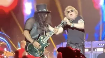 Axl Rose leva “guitarrada” no rosto durante show e reação do cantor viraliza; veja o vídeo