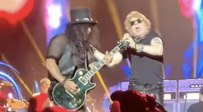 Axl Rose leva “guitarrada” no rosto durante show e reação do cantor viraliza; veja o vídeo