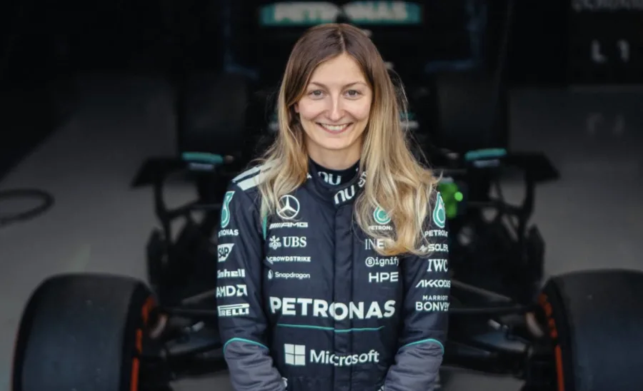 Doriane Pin faz história na F1 ao pilotar Mercedes e quebra barreira de quase 50 anos